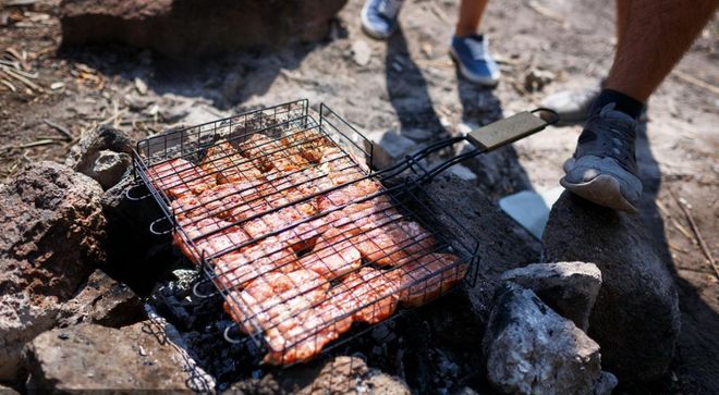登山喜欢带着活鸡？新葡京为何徒步人(图3)