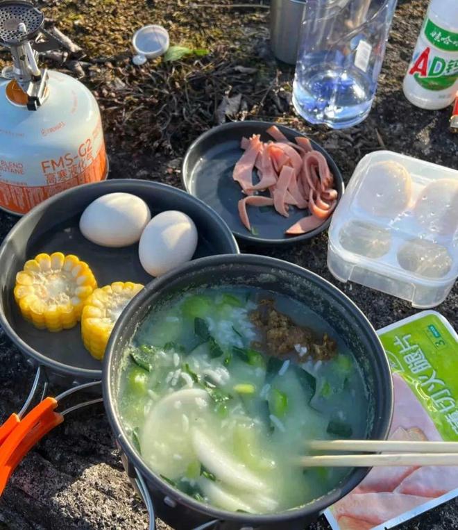 登山喜欢带着活鸡？新葡京为何徒步人(图6)