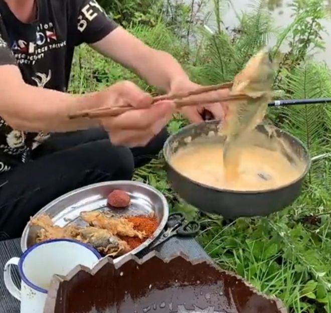 登山喜欢带着活鸡？新葡京为何徒步人(图4)