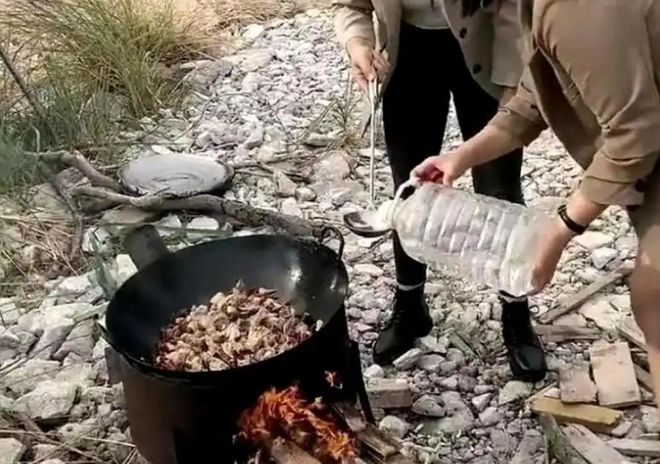 登山喜欢带着活鸡？新葡京为何徒步人(图13)